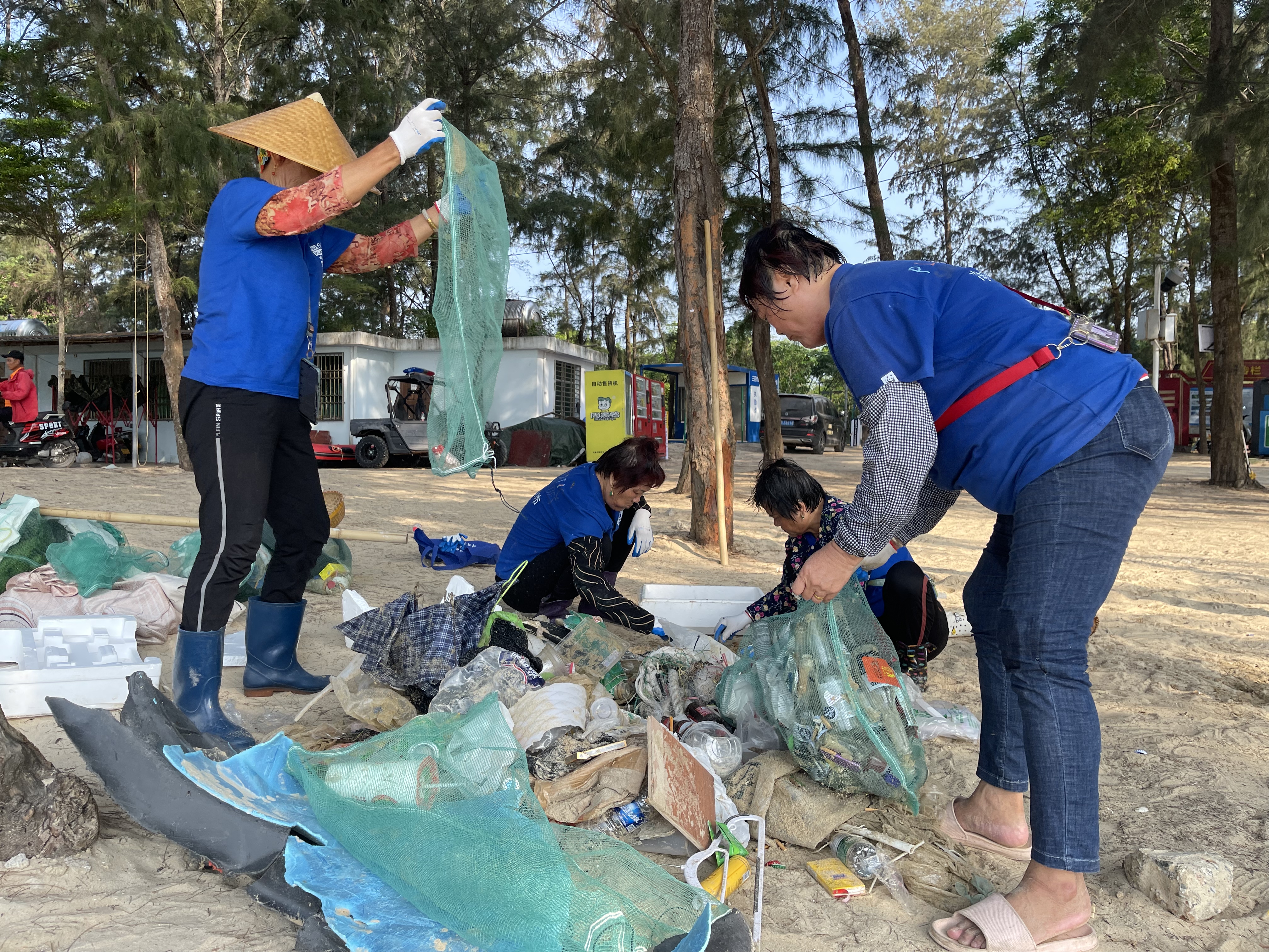 Volunteers collecting garbage on the beach of Houhai Village, Sanya City, Hainan Island, south China. /Blue Ribbon