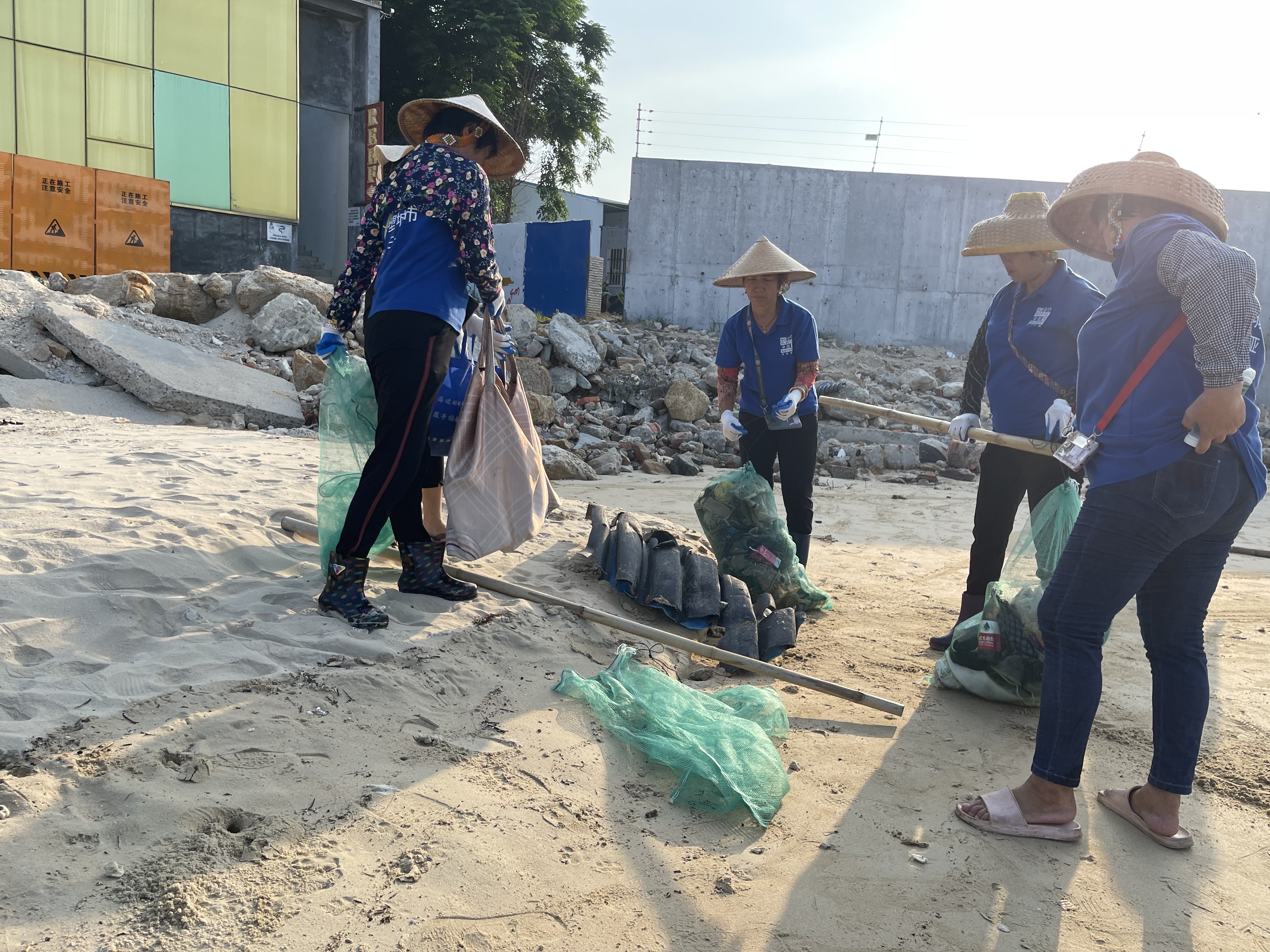 Volunteers collecting garbage on beach of Houhai Village, Sanya City, Hainan Island, south China. /Blue Ribbon