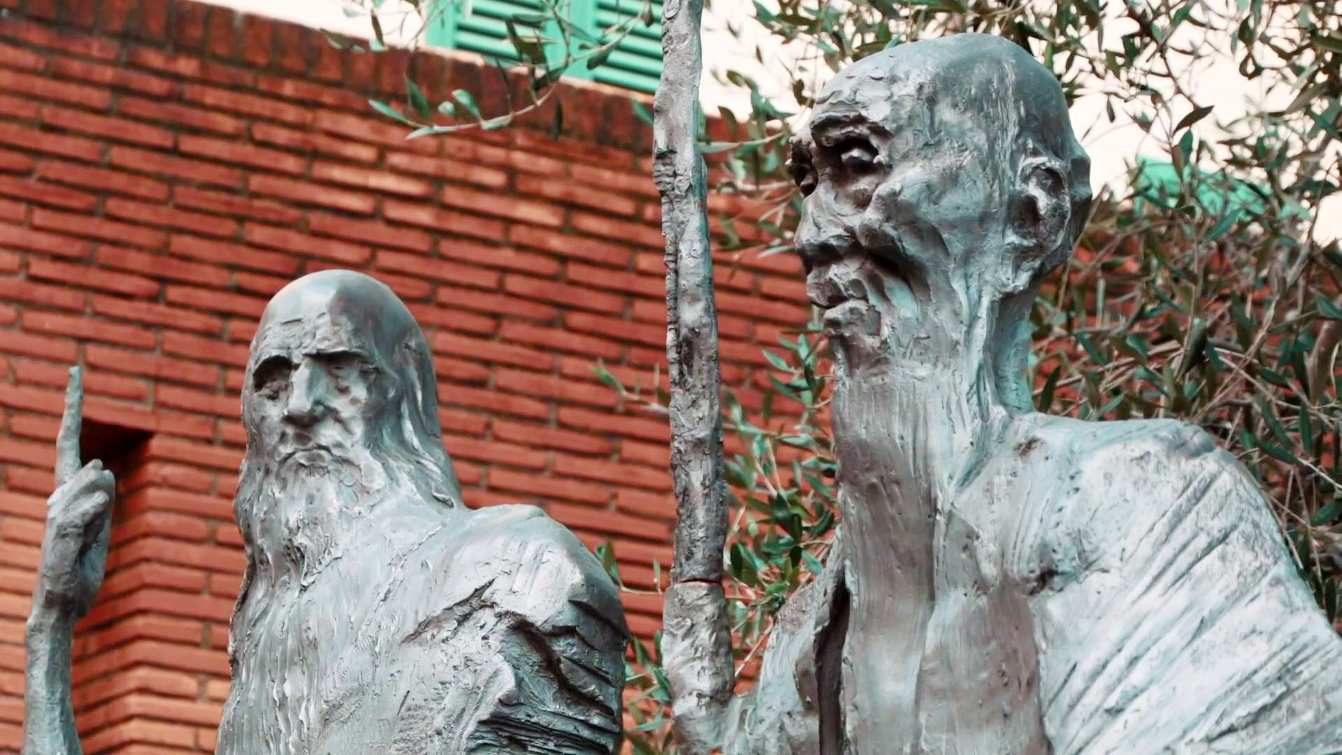 Sculptures by Wu Weishan of Renaissance giant Leonardo Da Vinci (left) and Chinese maestro Qi Baishi are installed in the Italian city of Vinci in 2020. /CGTN