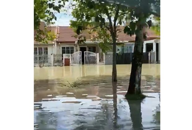 Residents in some parts of Bandar Bukit Raja, Klang had a miserable morning after their neighborhoods became flooded due to heavy rainfall, Jalan Makyong, Klang, Malaysia, June 4, 2023. /CFP
