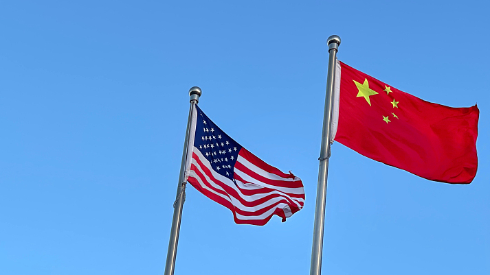 Flags of the U.S. and China. /CFP