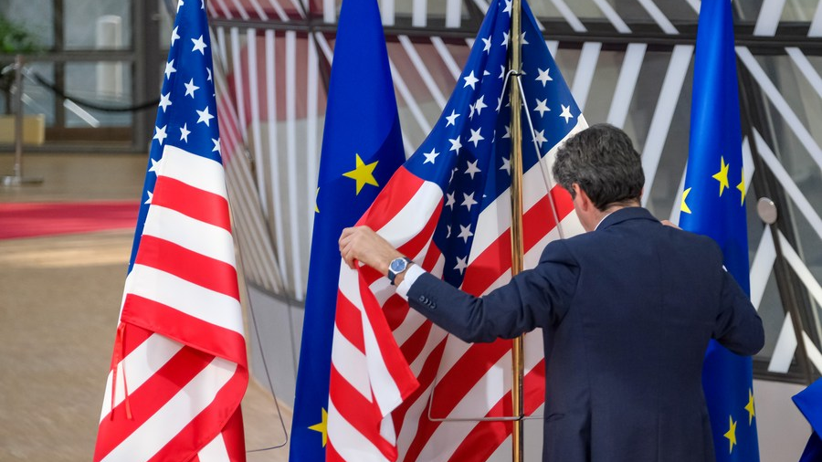 A staff member hangs a U.S. national flag before the European Council meeting in Brussels, Belgium, March 24, 2022. /Xinhua