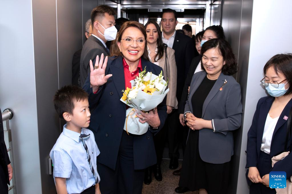 Honduran President Iris Xiomara Castro Sarmiento arrives in east China's Shanghai, June 9, 2023. /Xinhua