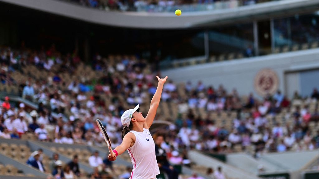 Iga Swiatek in action during the French Open women's singles semifinal round in Paris, France, June 8, 2023. /CFP
