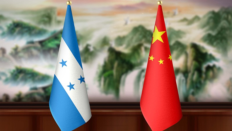 National flags of China and Honduras. /CFP