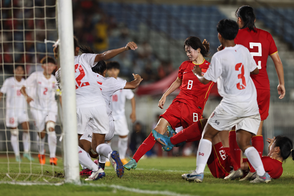 Jiang Chenjing (#8) of China shoots in the 2024 AFC U-20 Women's Asian Cup qualification game against Myanmar at Thuwunna Stadium in Yangon, Myanmar, June 10, 2023. /CFP