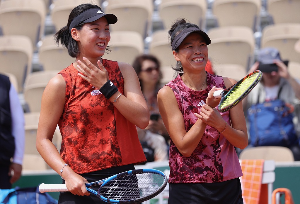 Wang Xinyu (L) of China and Hsieh Su-wei of Chinese Taipei win the French Open women's doubles semifinal in Paris, France, June 9, 2023. /CFP