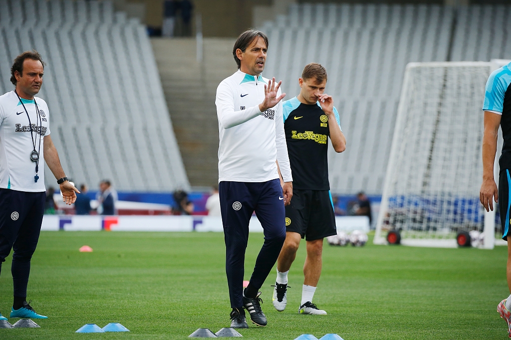 Simone Inzaghi (C), manager of Inter Milan, looks on during a training session ahead of the UEFA Champpions League final against Manchester City at the Ataturk Olympic Stadium in Istanbul, Türkiye, June 9, 2023. /CFP