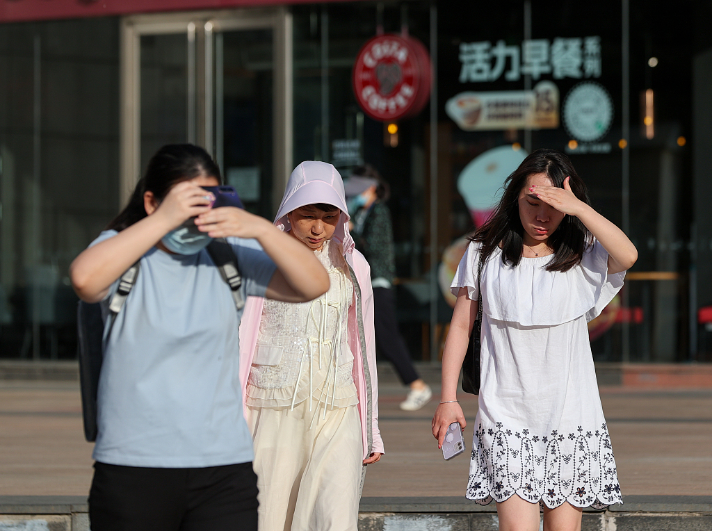 People were walking under the scorching sun in Beijing, capital of China, on June 7. /CFP