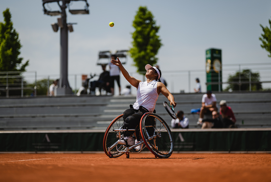 Zhu competes in the French Open wheelchair women's singles first-round match against Yui Kamiji of Japan at Roland Garros, June 6, 2023. /CFP