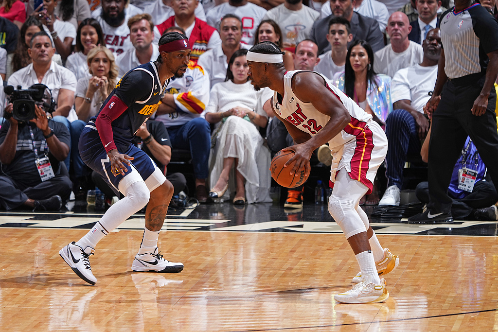 Kentavious Caldwell-Pope (L) of the Denver Nuggets guards Jimmy Butler of the Miami Heat in Game 4 of the NBA Finals at the Kaseya Center in Miami, Florida, June 9, 2023. /CFP