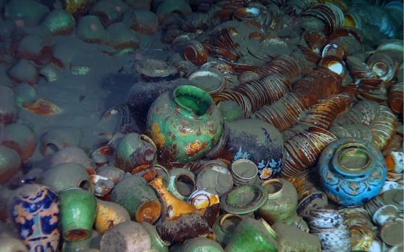 The photo shows the interior of the No. 1 shipwreck near the northwest continental slope of the South China Sea, October 2022. Some 100,000 pieces of relics, mainly porcelain, were found in the ship. /Xinhua