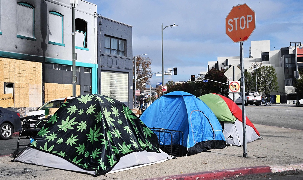 Tents for the homeless line a street corner in Los Angeles, California, United States, December 6, 2022. /CFP