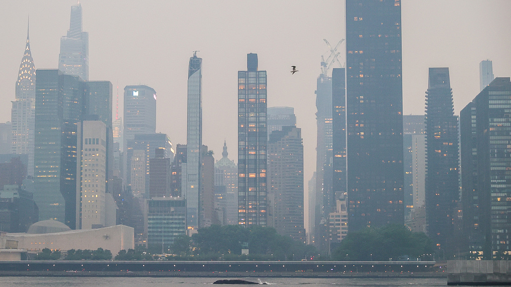 A view of polluted air in New York City, the United States, June 6, 2023. New York City has issued a health advisory for June 6 as smoke from wildfires in Canada impacting the city's air quality. /VCG