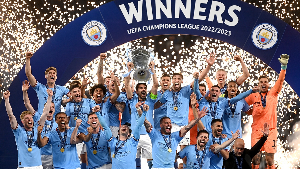 Ilkay Guendogan lifts the trophy after Manchester City's victory in the Champions League final at Ataturk Olympic Stadium in Istanbul, Türkiye, June 10, 2023. /CFP