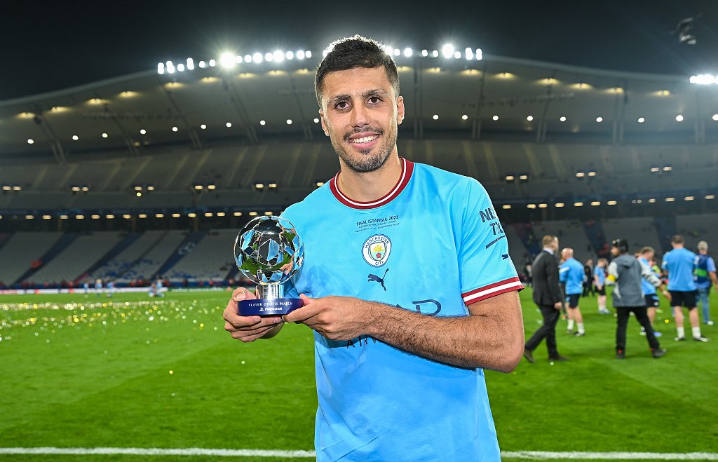 Rodri of Manchester City displays the Player of the Match award at Ataturk Olympic Stadium in Istanbul, Türkiye, June 10, 2023. /CFP