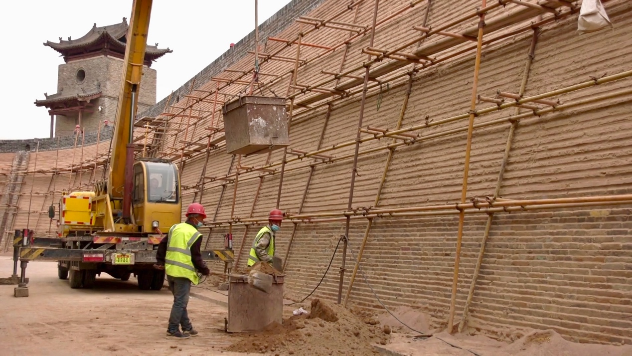 Workers restore a collapsed wall in Ancient Pingyao City, Jinzhong, Shanxi Province, on September 5, 2022. /CGTN