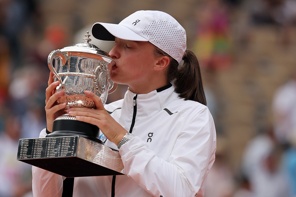 Iga Swiatek of Poland kisses her trophy after winning the French Open women's singles title in Paris, France, June 10, 2023. /CFP