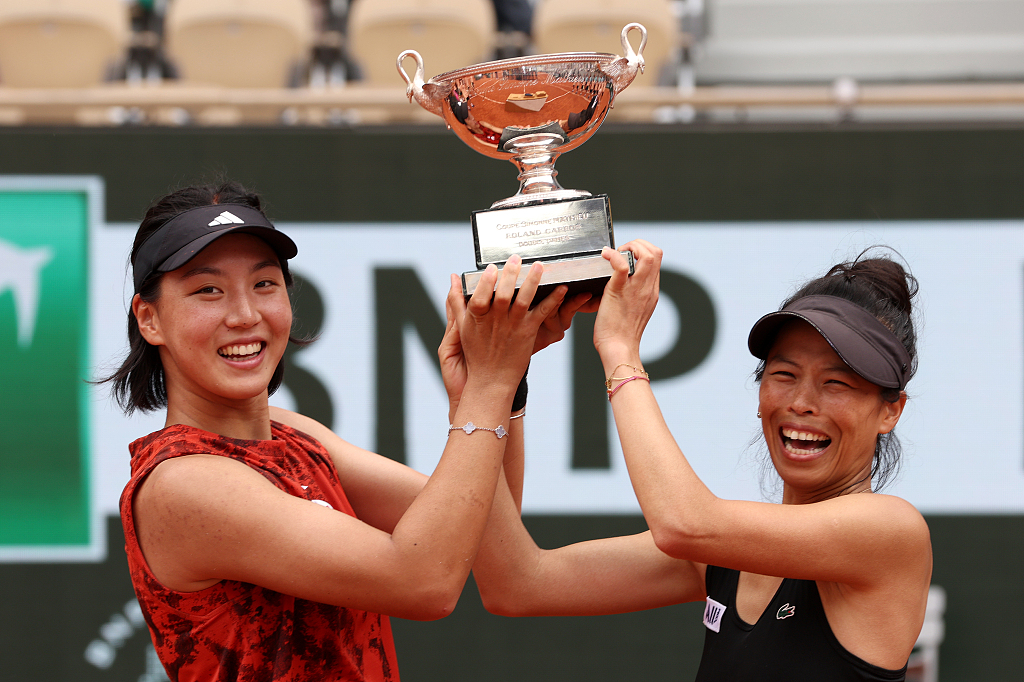 Wang Xinyu (L) of China and Hsieh Su-wei of Chinese Taipei celebrate with the French Open women's doubles title after beating Taylor Townsend of the U.S. and Leylah Fernandez of Canada 1-6, 7-6(5) and 6-1 in the event's final at Roland Garros in Paris, France, June 11, 2023. /CFP