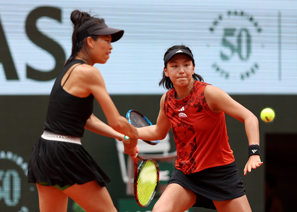 Wang Xinyu (R) of China and Hsieh Su-wei of Chinese Taipei compete in the French Open women's doubles final against Taylor Townsend of the U.S. and Leylah Fernandez of Canada at Roland Garros in Paris, France, June 11, 2023. /CFP