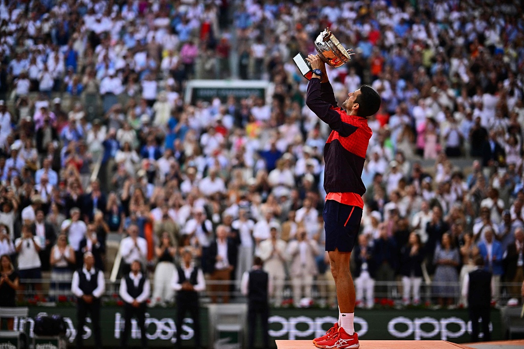 Novak Djokovic raises his trophy as he celebrates his men's singles final win of the French Open at the Court Philippe-Chatrier in Paris, France, June 11, 2023. /CFP