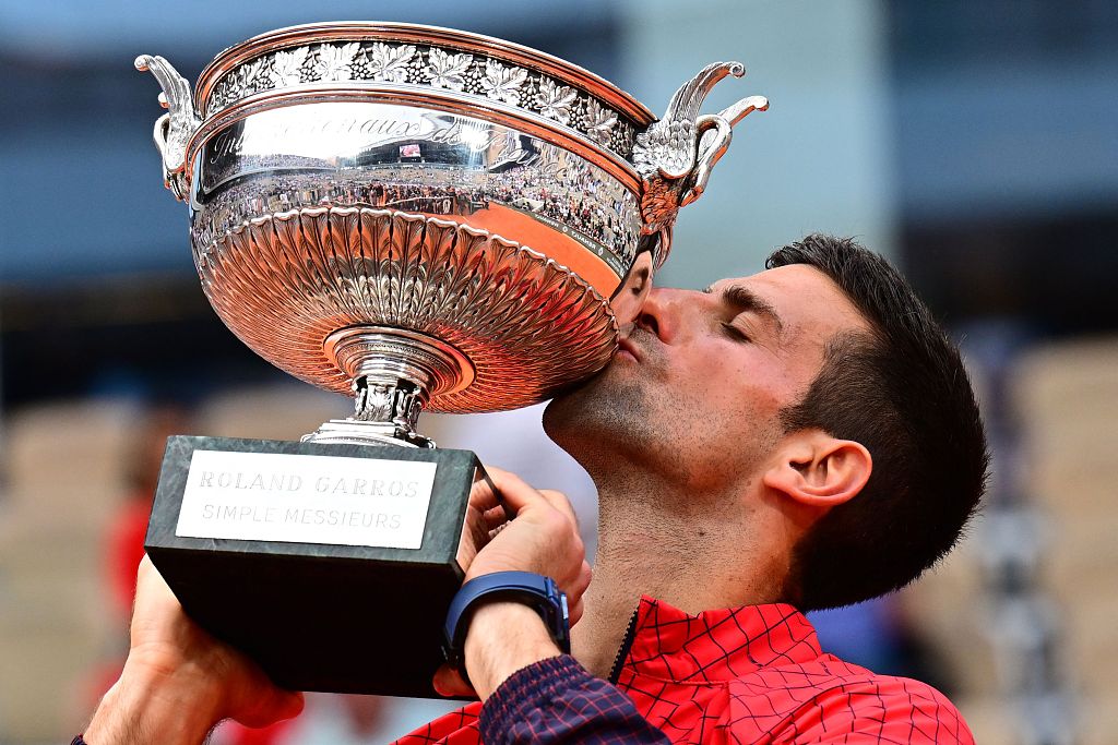Novak Djokovic kisses his trophy as he celebrates his men's singles final win of the French Open at the Court Philippe-Chatrier in Paris, France, June 11, 2023. /CFP