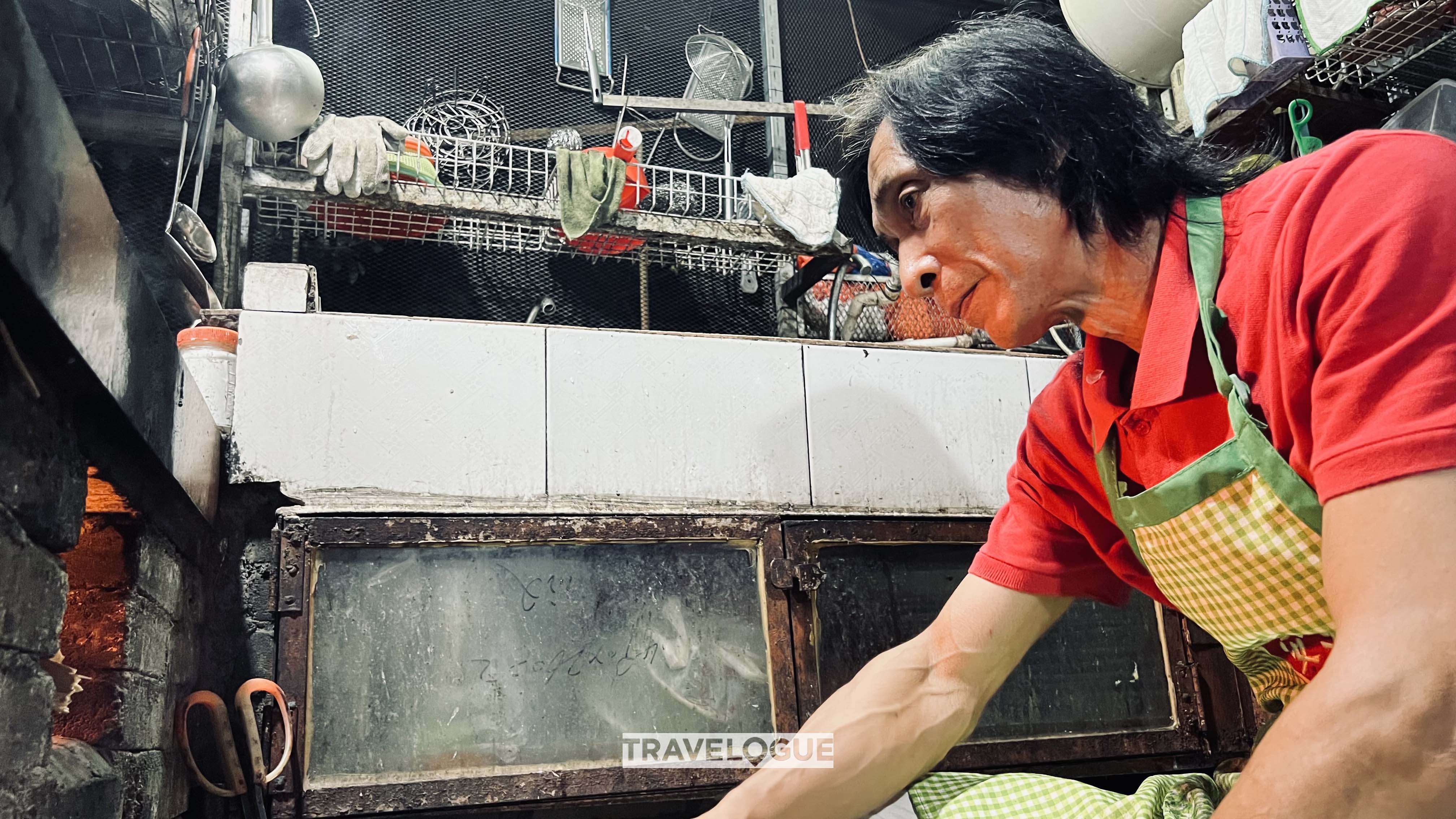 Master Liu Weixin prepares dinner for his apprentice in Foshan, south China's Guangdong Province. /CGTN