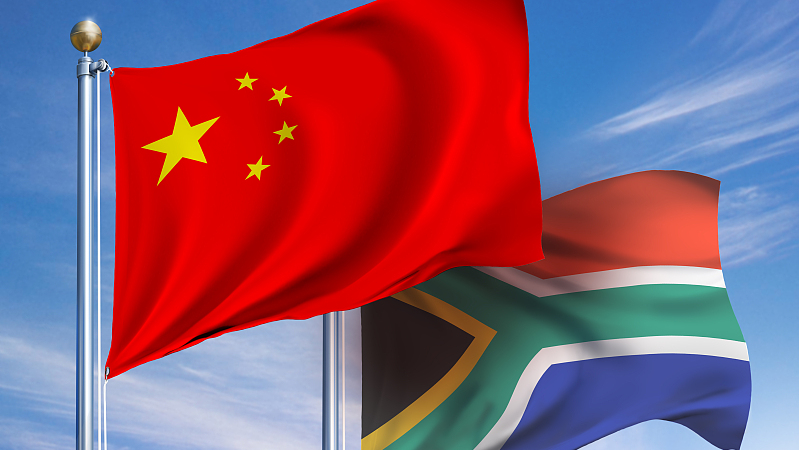 National flags of China and South Africa. /CFP