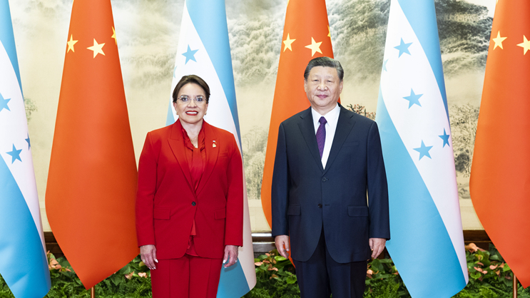 Chinese President Xi Jinping (R) poses a photo with visiting Honduran President Iris Xiomara Castro Sarmiento in Beijing, China, June 12, 2023. /Xinhua