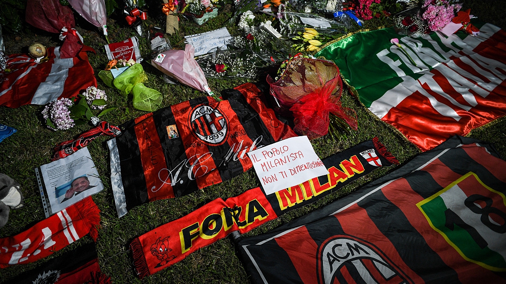 AC Milan fans leave gifts and flowers in front of Villa San Martina in Arcore, the home of Silvio Berlusconi in Milan, Italy, June 12, 2023. /CFP