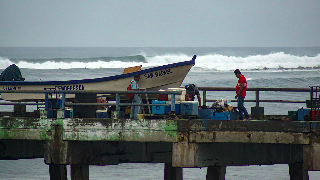 Fishermen work on a pier in La Libertad, El Salvador, June 7, 2023. /CFP