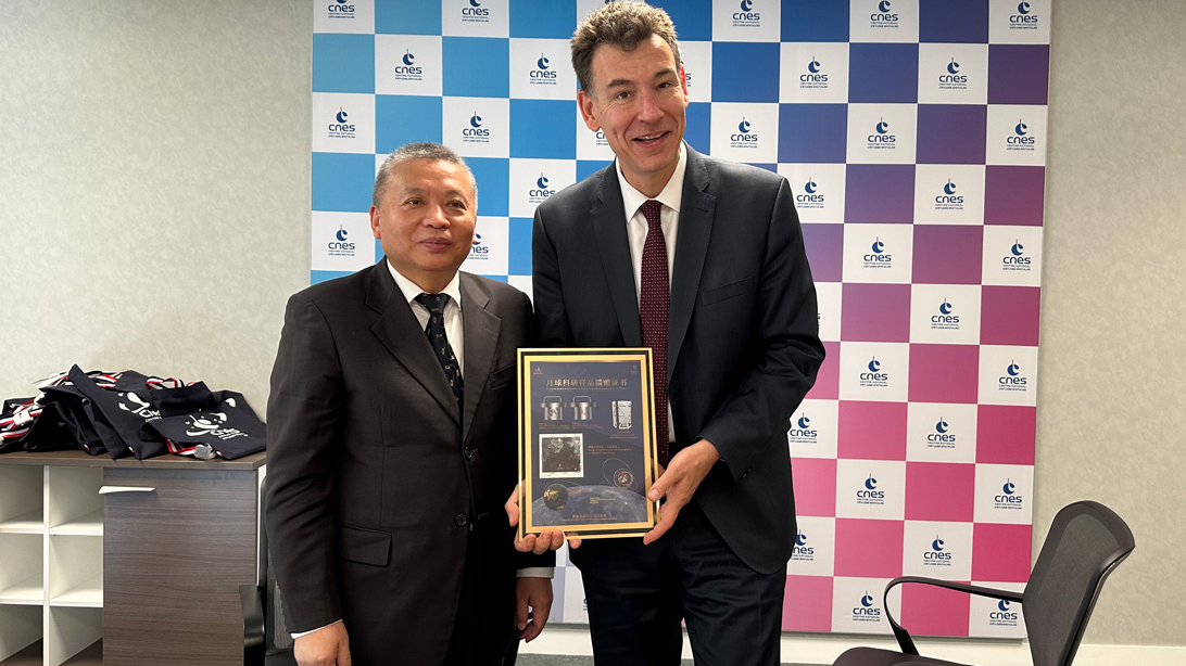 Zhang Kejian (L), head of China National Space Administration meets with Philippe Baptiste, chief of France's CNES. /China National Space Administration