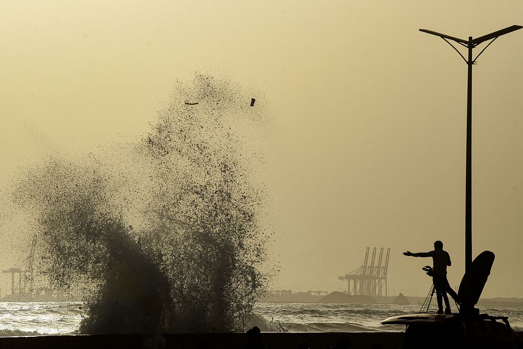 High tides at a beach before the due onset of cyclone Biparjoy, in Karachi, Pakistan, June 12, 2023. /CFP