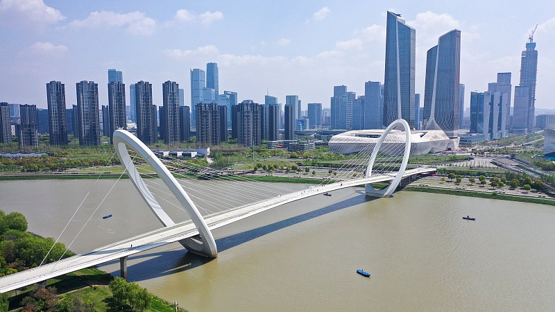 Live: Architectural beauty of Nanjing Eye Pedestrian Bridge over Yangtze River