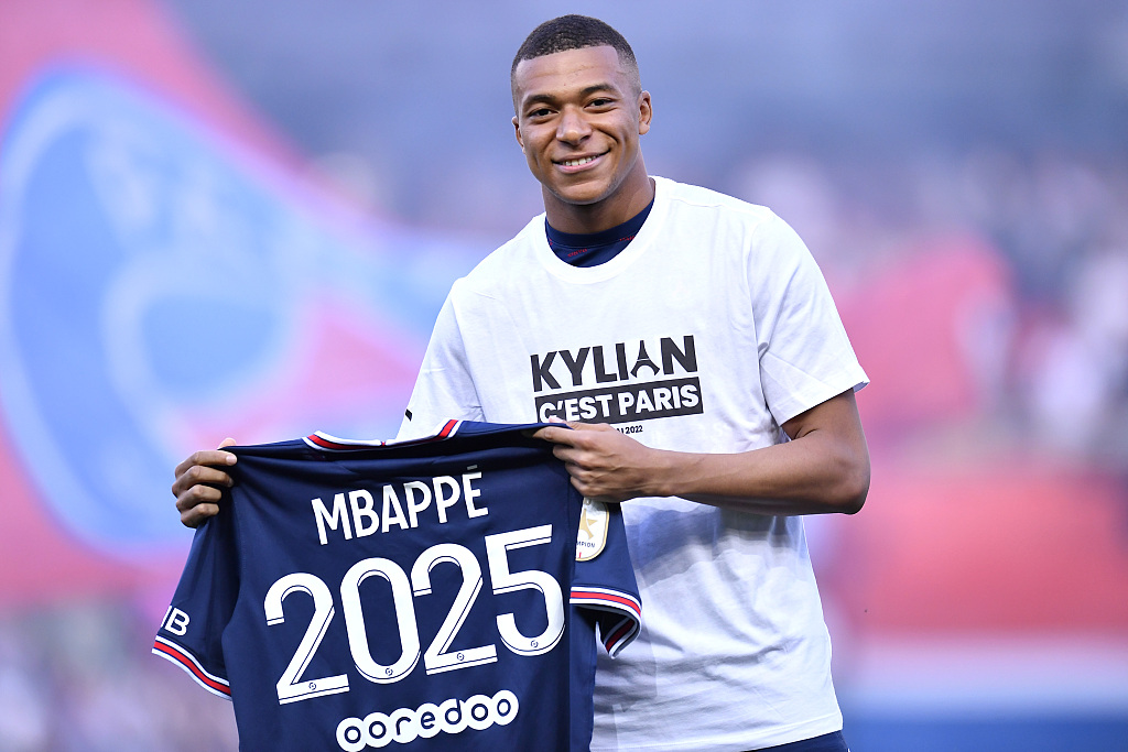 Kylian Mbappe poses with his jersey after extending his contract with PSG prior to their Ligue 1 clash with Metz at Parc des Princes in Paris, France, May 21, 2022. /CFP