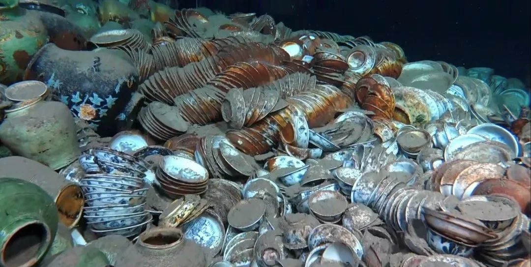 These porcelain wares were found at a shipwreck near the northwest continental slope of the South China Sea. Archaeologists estimate that the total amount of the relics could exceed 100,000 pieces, most of which are porcelain made during the Ming Dynasty (1368-1644) in Jingdezhen, China's porcelain capital. /NCHA