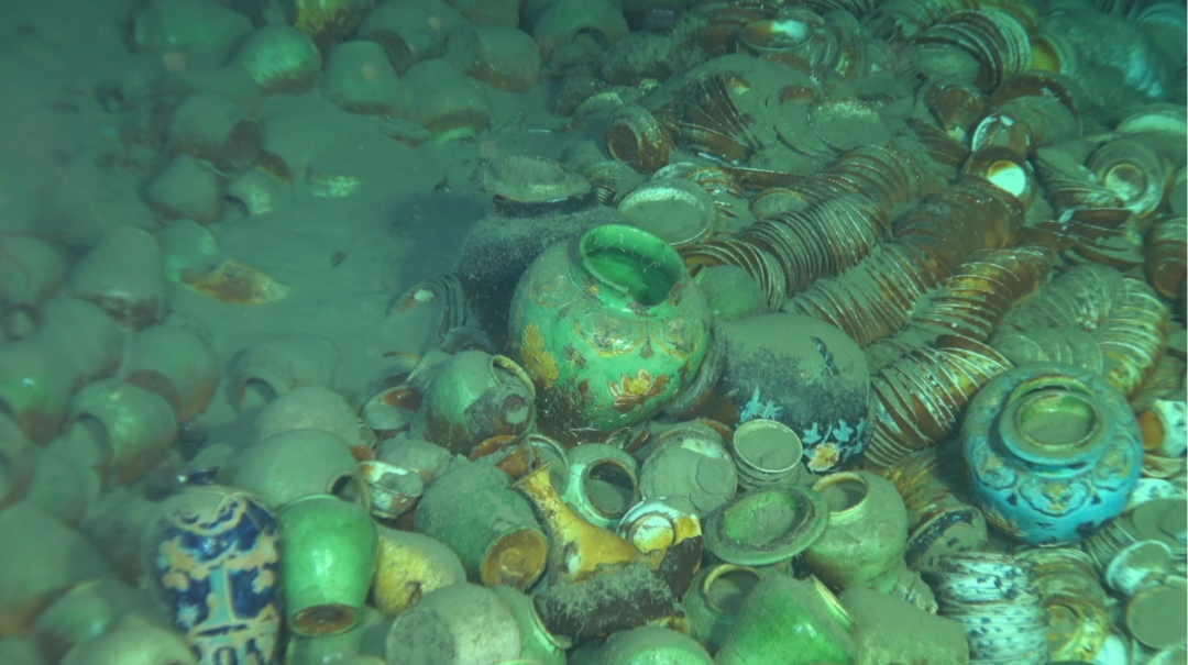 The photo shows the interior of the No.1 shipwreck near the northwest continental slope of the South China Sea, October 2022. Some 100,000 pieces of relics, mainly porcelain, were found in the ship. /NCHA