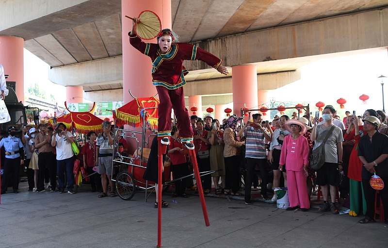 An artist performs stilts-walking acts in Putian City, Fujian Province on June 12, 2023. /CFP