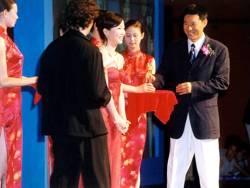 Tao Hong receives Best Actress award at the 6th Shanghai International Film Festival. /CFP