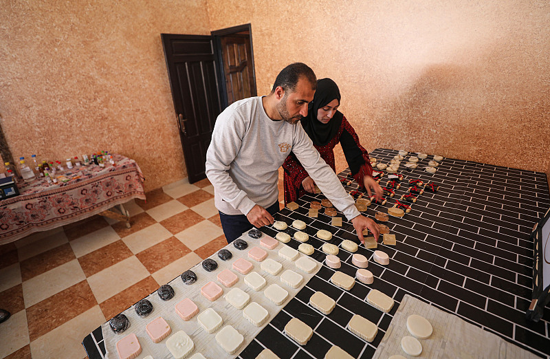 A Palestinian couple makes aloe soaps at home, Palestine, April 2023. /CFP