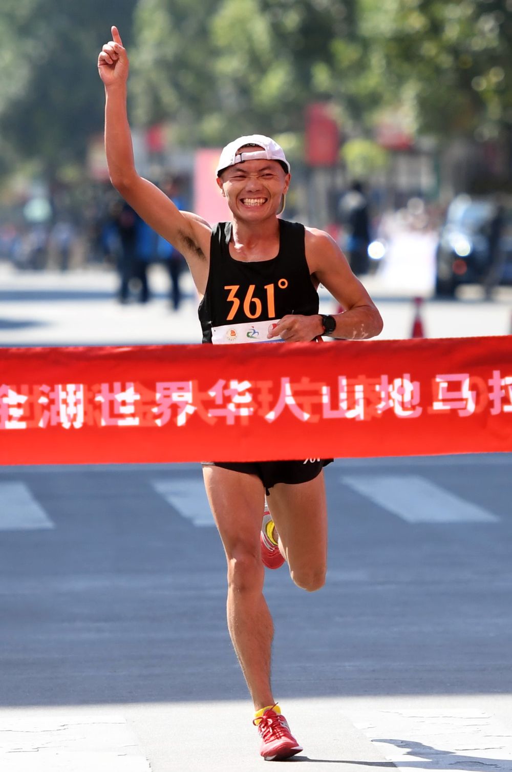 Cen Wanjiang competes in a marathon in Sanming, southeast China's Fujian Province, October 20, 2019. /Xinhua News Agency