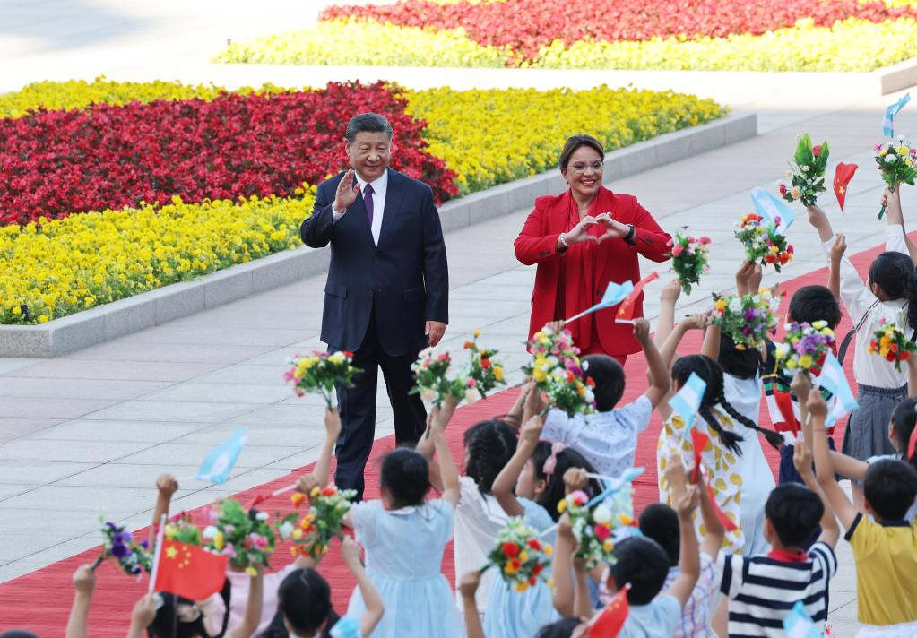 Chinese President Xi Jinping holds a welcoming ceremony for President of the Republic of Honduras Iris Xiomara Castro Sarmiento at the square outside the east entrance of the Great Hall of the People prior to their talks in Beijing, China, June 12, 2023. /Xinhua