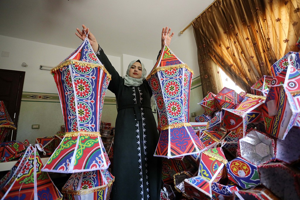 35-year-old Palestinian Ala Abu Salim displays the latest lantern works for Ramadan in Gaza City on February 25, 2023. /CFP