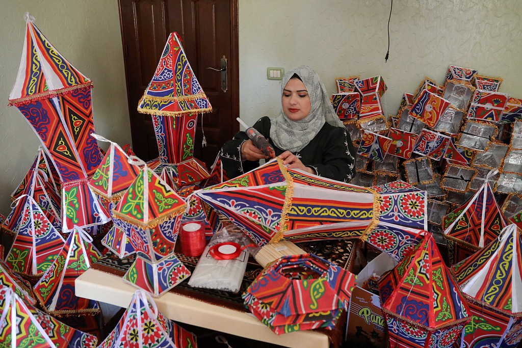 35-year-old Palestinian Ala Abu Salim makes colorful lanterns for Ramadan in Gaza City on February 25, 2023. /CFP