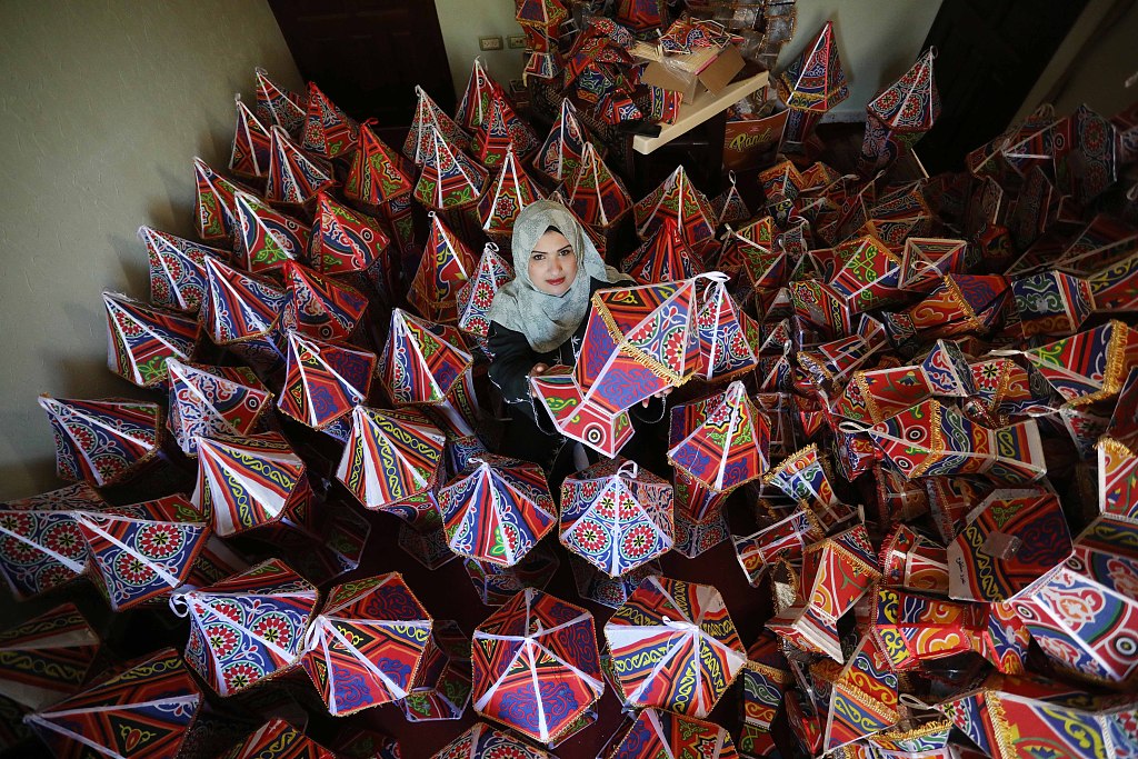 35-year-old Palestinian Ala Abu Salim makes colorful lanterns for Ramadan in Gaza City on February 25, 2023. /CFP