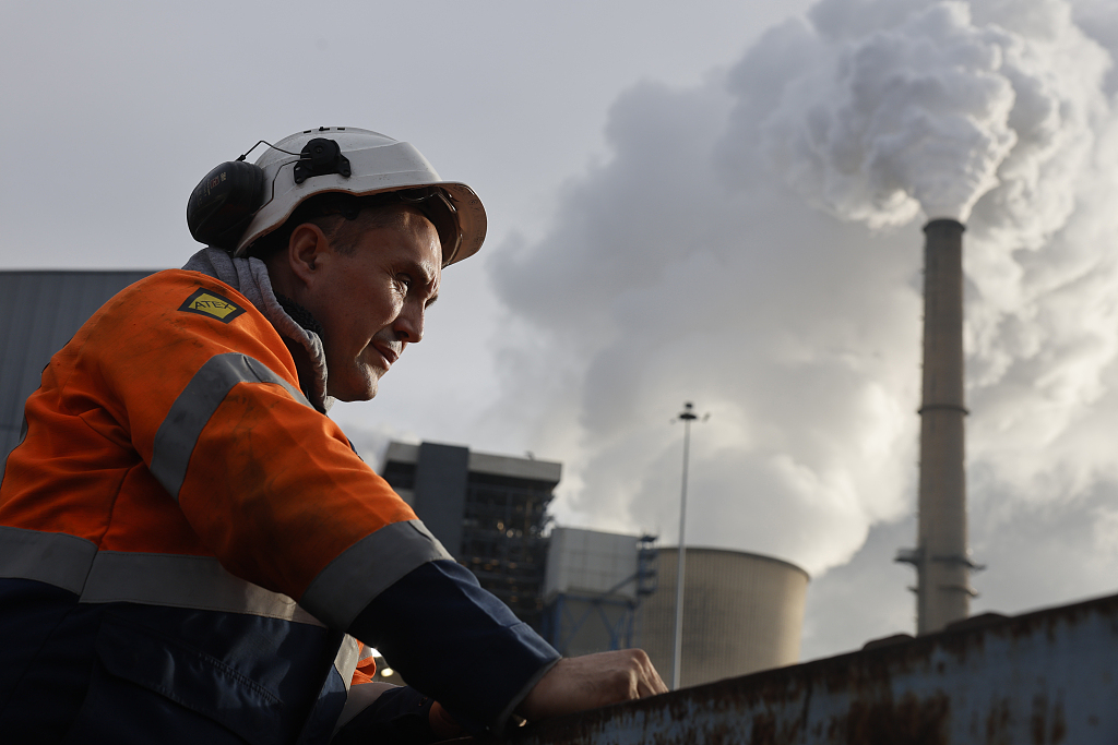 A worker in charge of coal supply looks on from a coal-fired power station in Saint-Avold, eastern France, November 29, 2022. /CFP