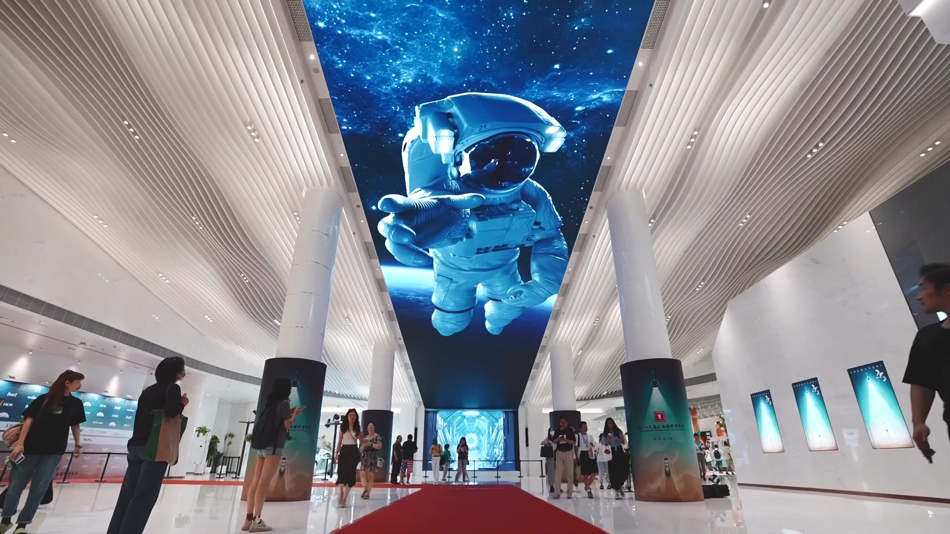 Naked-eye 3D LED canopy of Shanghai Film Art Center /CGTN