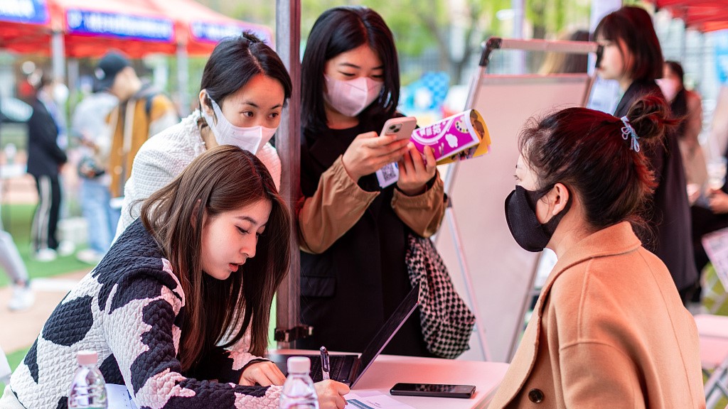 Graduates at a job fair in Hohhot, the capital of north China's Inner Mongolia Autonomous Region, May 6, 2023. /CFP