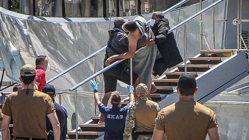 People carry away a survivor, after a boat carrying dozens of migrants sank in international waters in the Ionian Sea, at the port in Kalamata town, Greece, June 14, 2023. /CFP