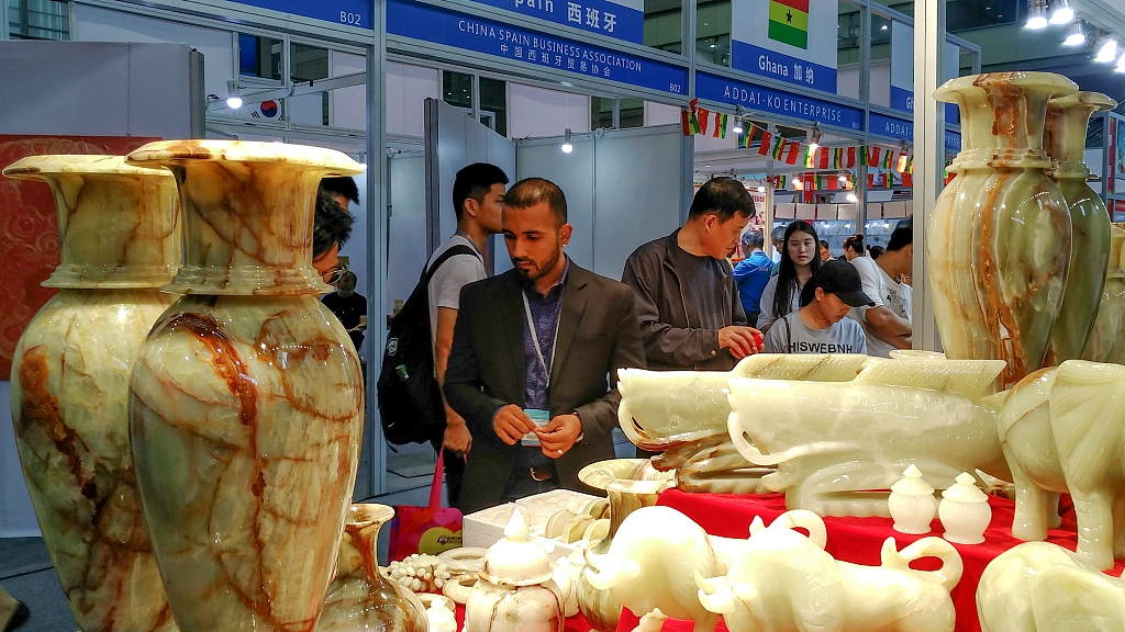 Various Palestinian handicrafts are on display at the 11th China (Shenzhen) International Cultural Industries Fair in Shenzhen, Guangdong Province, May 14, 2015. /CFP